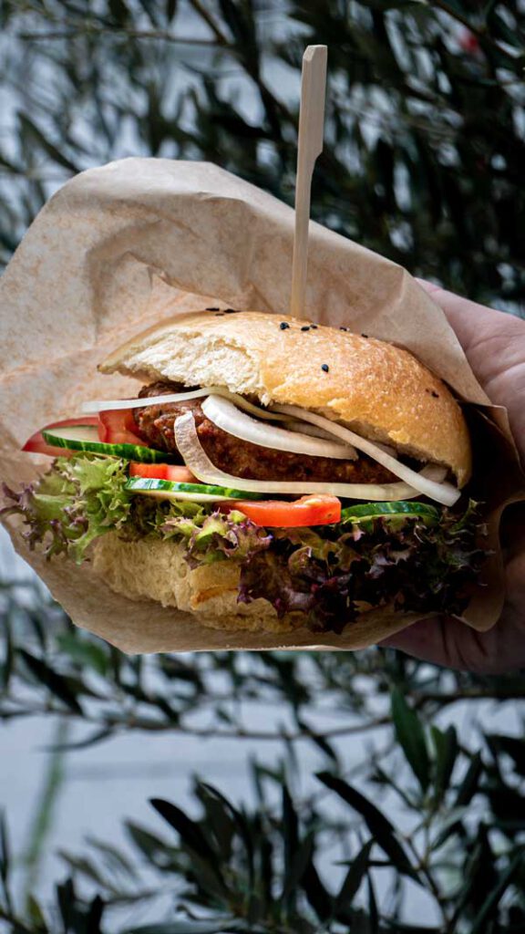 The Alpha Burger: Greek meat specialities in the form of a delicious burger!