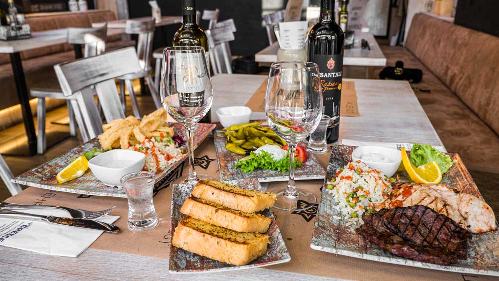 Genieße leckere Speisen und Getrönken im sweet GREECE Restaurant in Dresden